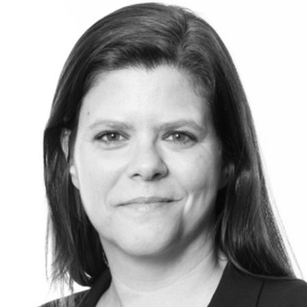 Brunette women smiling in a black and white headshotLisa Helfer